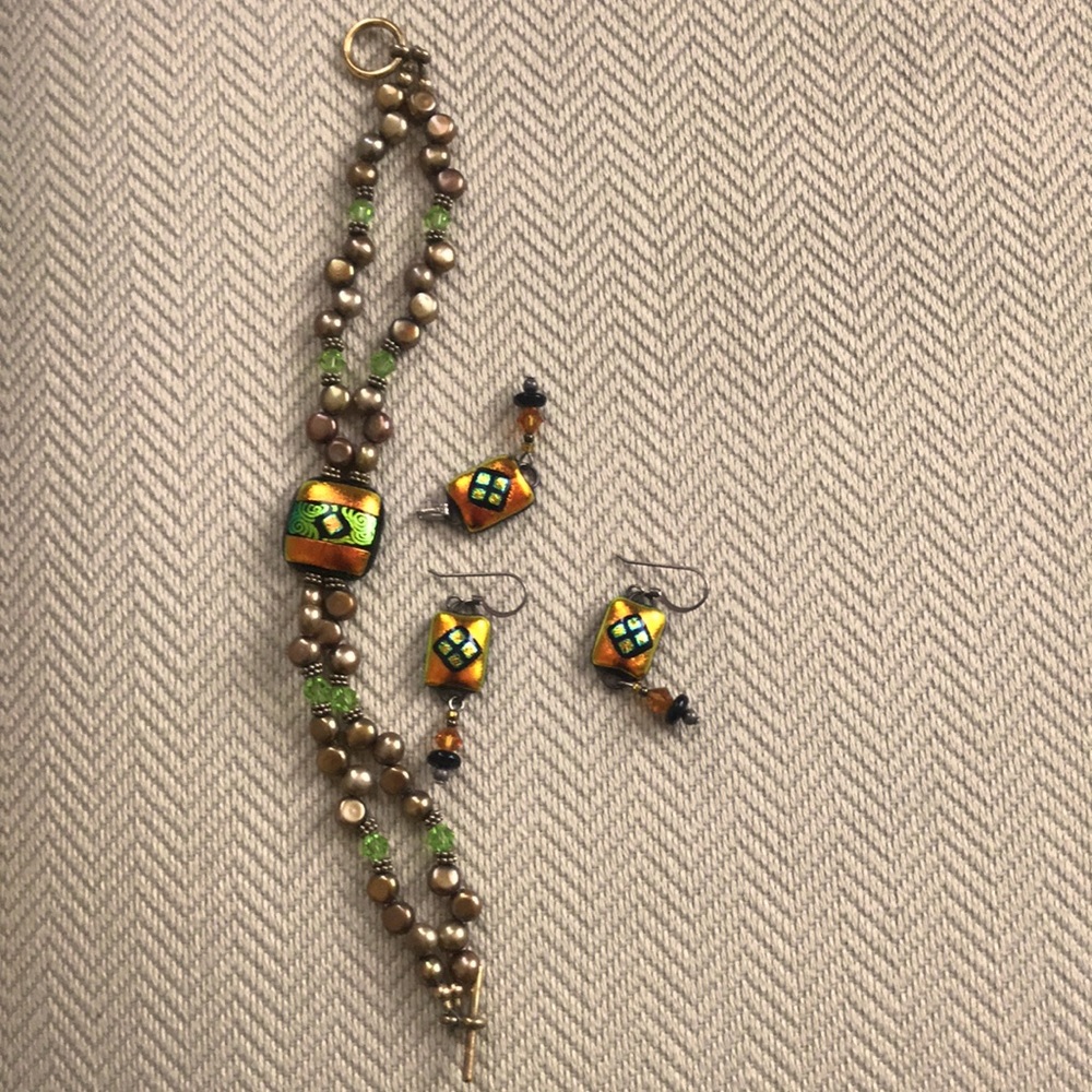 Venetian glass suite including bracelet, earrings and pendant.